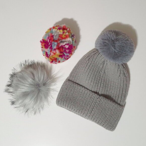 NIB / NWT Norla grey beanie hat toque 3 pom pom box set - Picture 3 of 4
